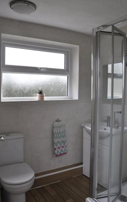 Ocean Breeze, Gower Holiday Village. Allows Dogs Apartment